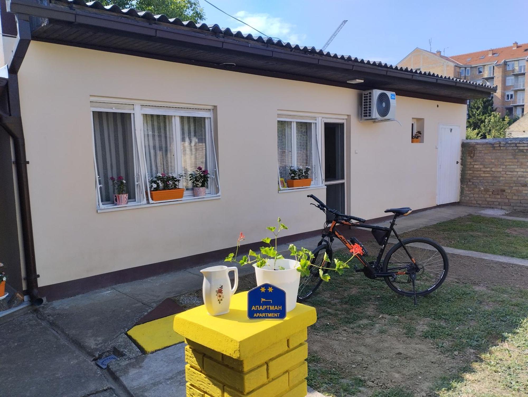 Cyclo Apartment Pinki Backa Palanka Bagian luar foto